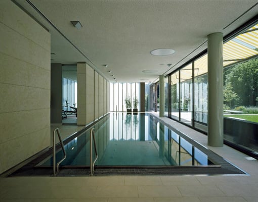 Schwimmhalle: Nirostabecken/Natursteinverkleidungen/Hochglanzlackierung - Foto © G. Zugmann