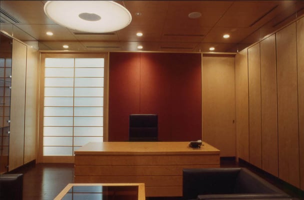 Arbeitsraum: Schiebelement mit Reispapierbespannung/Wandverkleidungen aus Holz und Seide - Foto © Knauer Architekten