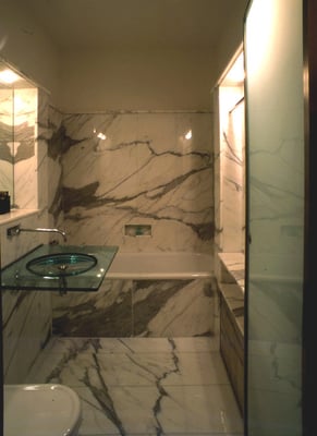 Badezimmer: Natursteinverkleidung - Foto © Knauer Architekten