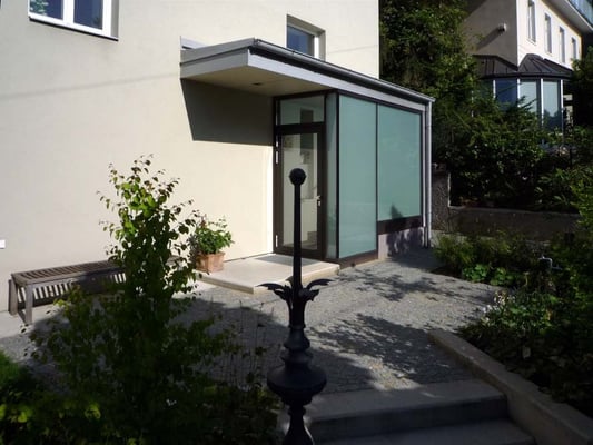 Neu angebauter Windfang - Foto © Knauer Architekten