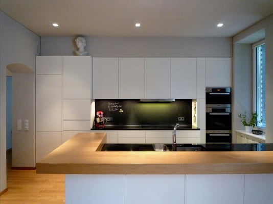 Küche: Holzwerkstoffplatten lackiert/Geäztes Glas/Natursteinplatten, Wien-A, 2012 - Foto © Knauer Architekten