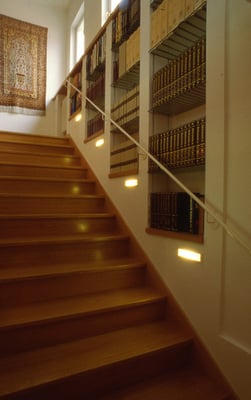 Bibliothek gemauert mit ESG-Glasfächer entlang Treppenlauf - Foto © H. Schild