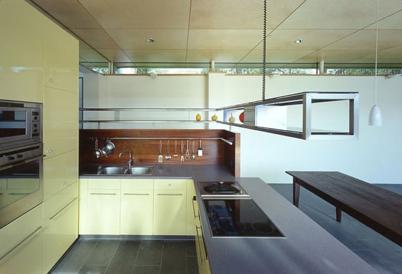 Küche: Holzwerkstoffplatten furniert/Gefärbtes Glas/Nirosta - Foto © R. Steiner