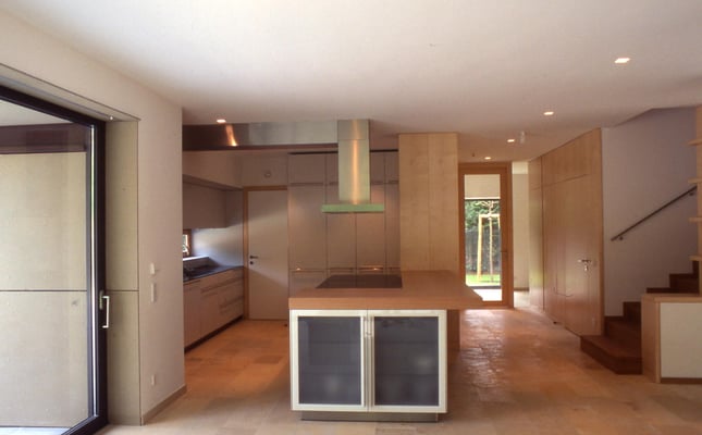 Küche: Holzwerkstoffplatten lackiert/Geäztes Glas/Natursteinplatten - Foto © Knauer Architekten