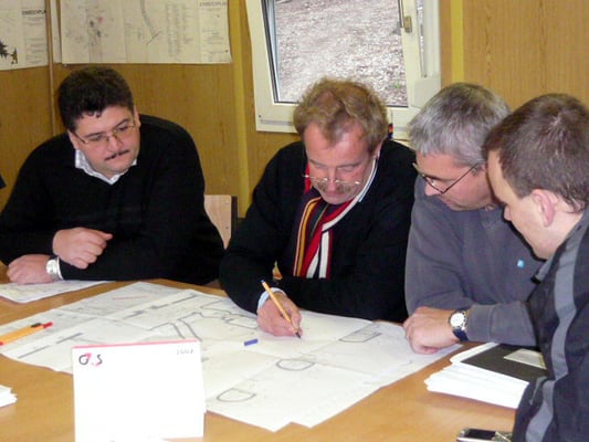 Baustellenbesprechung im Baucontainer - Foto © Knauer Architekten