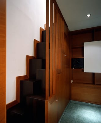 Raumspartreppe zur Galerie mit darunter eingebauter Miniküche - Foto © G. Zugmann