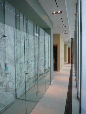 Badezimmer: Natursteinverkleidung - Foto © Knauer Architekten