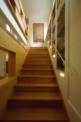 Stiegenhaus mit begleitender Bibliothek