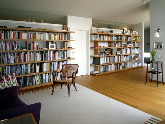 Bibliothek aus Holzwerkstoff furniert (Eiche) - Foto © Knauer Architekten