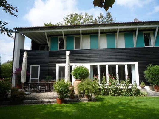 Südansicht mit fensterschiebeläden im Obergeschoß