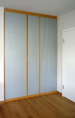 Schrank aus Holzwerkstoffplatten (Riffelplatten) lackiert mit Umleimer aus Buche - Foto © Knauer Architekten