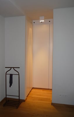 Schrankraum aus Holzwerkstoffplatten lackiert - Foto © Knauer Architekten