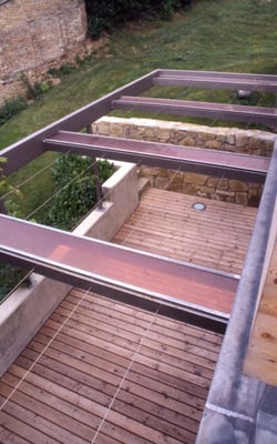 Westterrasse mit Pergola und roten Glasstreifen