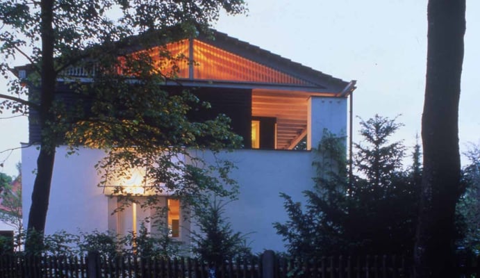 Straßenansicht mit Haupteingang