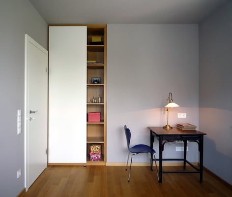 Kombischrank aus Holzwerkstoffplatten furniert (Eiche) und lackiert - Foto © Knauer Architekten