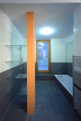 Badezimmer: Naturstein/Emailliertes Glas - Foto © R. Steiner