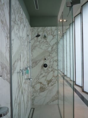 Badezimmer: Natursteinverkleidung - Foto © Knauer Architekten