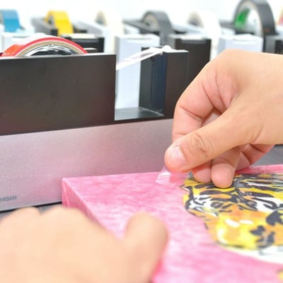 原画の「セロハン画™」（非売品）は３原色やCMYKの原理による「特注カラーセロテープ」の貼り重ねだけで様々な色を表現しています。※画像は同シリーズの作品の制作例です。