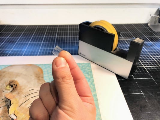 複製画の「セロ版画™」はプリントした原画（セロハン画™）の表面に透明のセロテープ®を貼り付ける事で原画と同等の質感を再現しています。※画像は同シリーズの作品の制作例です。