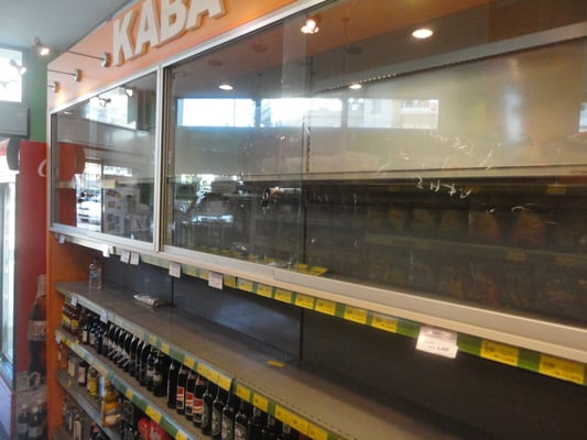 εσωτερική βιτρίνα κάβας με τζάμι που διατηρείται καθαρό από τον ιορδανίδη τζαμάς στην αργυρούπολη. Τζάμια αργυρούπολη