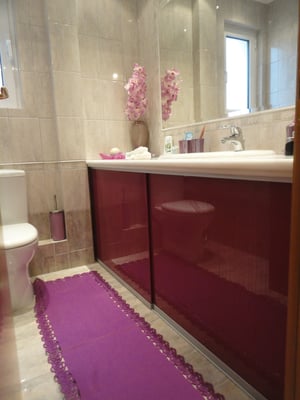 Επένδυση με κρύσταλλο extra clear για ντουλάπια μπάνιου με τζάμι, με χρώματα. Ιορδανίδης τζαμάς στο Ελληνικό