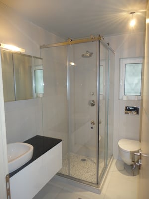 Ανοιγόμενη πόρτα για καμπίνα ντουζ, καμπίνα μπάνιου. Ιορδανίδης τζάμι-καθρέφτης-γυαλί Ηλιούπολη