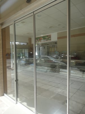 βιτρίνα καταστήματος, πόρτα συρόμενη αλεξίσφαιρη συνδεδεμένη με την κάμερα του καταστήματος ιορδανίδης Αθήνα, αργυρούπολη