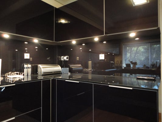 γυάλινη επένδυση σε όλη την κουζίνα, σε πάγκο κουζίνας σε πλάτη κουζίνας σε ντουλάπια κουζίνας Ιορδανίδης Τζάμια