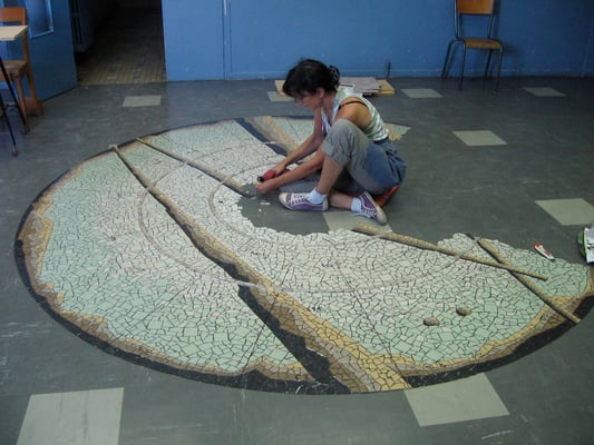 la mosaïque en cours de réalisation, photo au sol