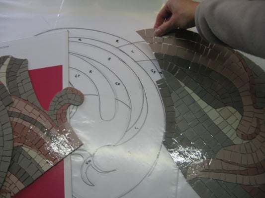 je le coupe et le range pour commencer le deuxième sur le même dessin retourné