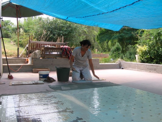 Pose des plaques de mosaïques.