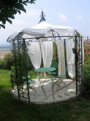 la tonnelle avec la réalisation de la mosaïque au sol