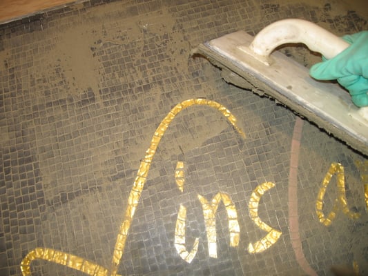 jointoiement de la mosaïque de sol