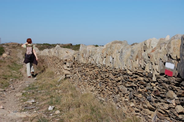 GR entre des murs en pierres sèches pas loin de Cadaques (Catalogne)