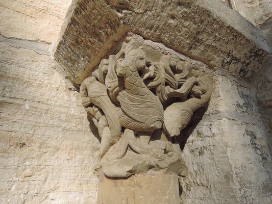 Chapiteau  à l'entrée de l'église Saint-Jean de Catus (Lot)