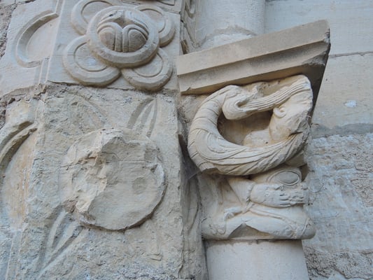 Chapiteau de la salle capitulaire de l'ancien prieuré de Catus (Lot)