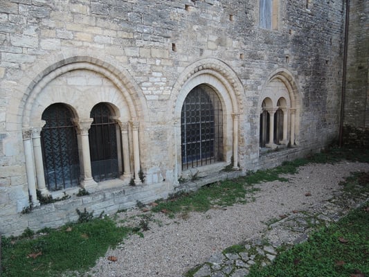 Façade de la salle capitulaire de l'ancien prieuré de Catus (Lot)