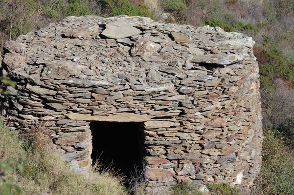 Capitelle en pierres sèches pas loin de Cadaques (Catalogne)