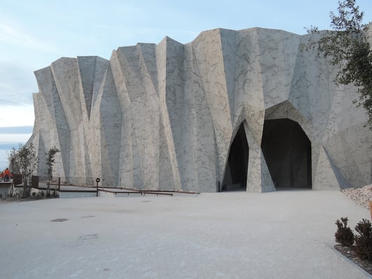 grotte Chauvet, Pont d'Arc, réplique qui montre un condensé de la grotte avec les peintures, visite guidée de 50 min.