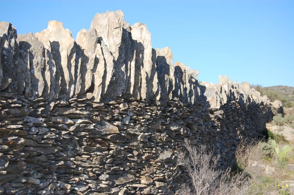 murs en pierres sèches pas loin de Cadaques (Catalogne)
