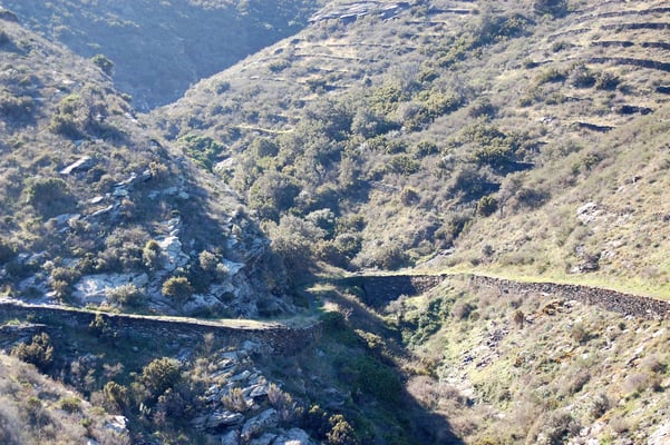 murs de terrasses et de soutènement de sentier en pierres sèches pas loin de Cadaques (Catalogne)