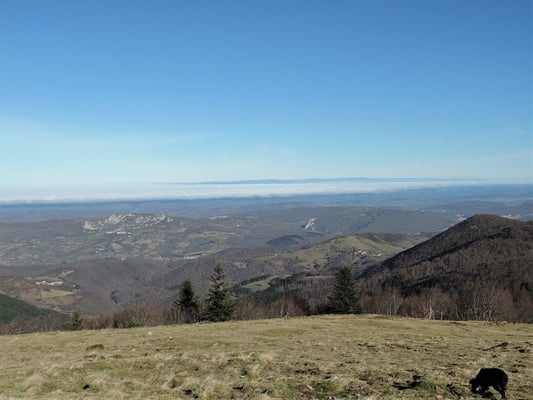 Vue sur Roquefixade et au fond la Montagne Noire, dans la vallée: une épaisse couche de nuages