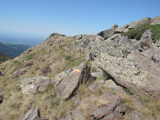Balise sur la crête du Massiv de Tabe - col de l'étang d'Appy