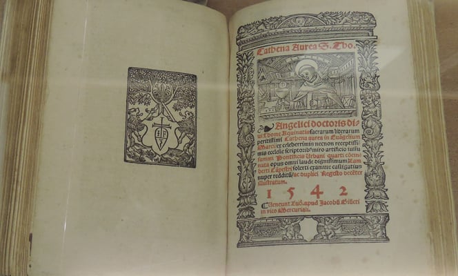 Un commentaire de Thomas d'Aquin sur les évangiles (livre de 1542) au musée d'art sacré à Pont-Saint-Esprit
