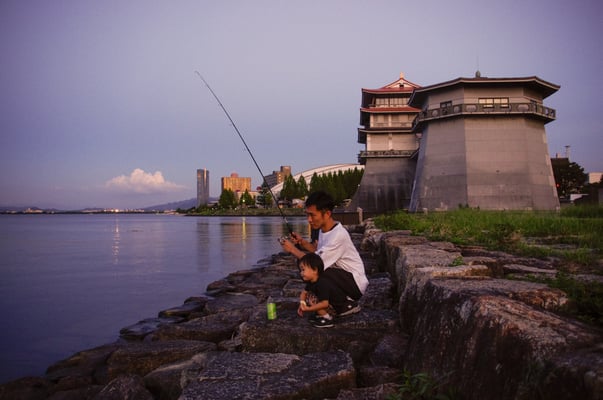南湖のにおの浜にて。幼い息子を抱っこしたままルアーを投げるほど釣り好きなお父さん、息子はキャッキャと喜んでいた。南湖の素敵な夕暮れ