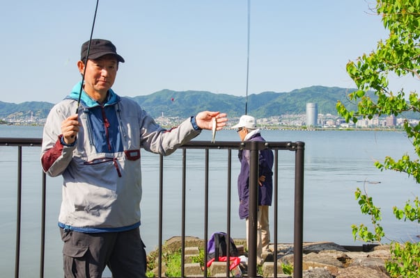 南湖東岸、５月初旬。対岸にはびわ湖大津プリンスホテルがくっくりと見える（令和４年撮影）