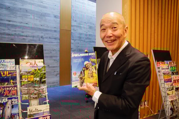 『スポーツ＆フィッシングニュース』を手に微笑むチェ・カヤマ師匠 !!