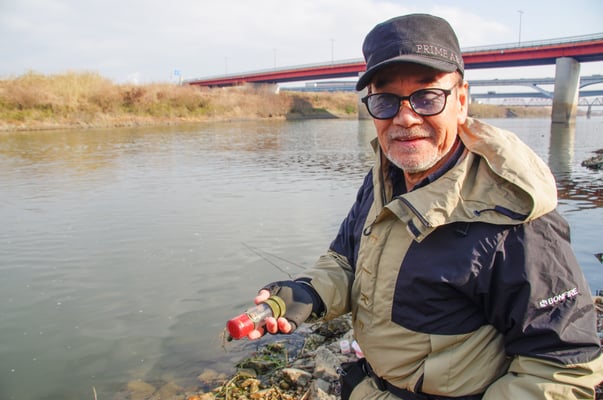 逸品を手に微笑む水廣さん
