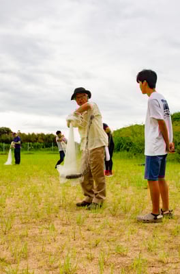 講師の漁協のおじいちゃんの教えに聞き入る中二男子