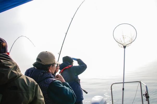 品川さんがビワマスを掛けてファイト中！